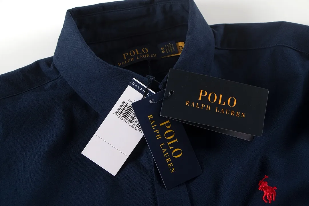 P230 Color: Navy Blue/Original Blue/Original White/Matte Pink/Khaki/Charcoal Gray Size: S M L The texture is tight and soft ✅ - Custom dyed original pearlescent white buttons with different sizes ✅ - Special shaped chiffon foil is included in the collar door tube, which is not easy to deform and pull ✅ - RL classic version of the Oxford shirt. The thick and stiff feeling brought by the Oxford cloth. Wear it alone as an outer layer. It can be worn in all seasons. It is a must-have item for the wardrobe. Start with your eyes closed.
